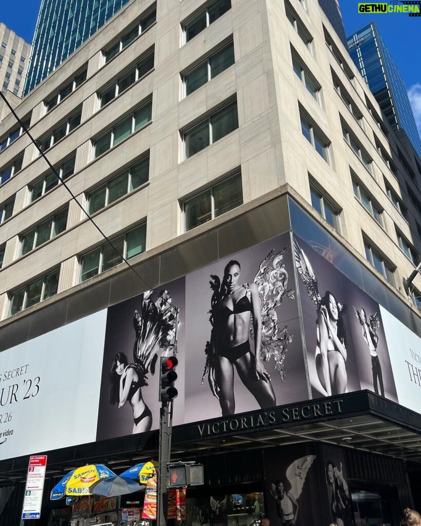 Emily Ratajkowski Instagram - not every day you get to share a billboard with your bestie ❤️ @ziwef thank you @victoriassecret @carlijnjacobs