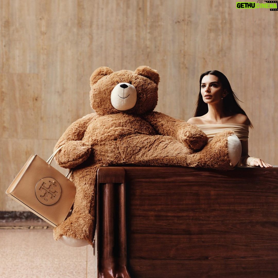Emily Ratajkowski Instagram - The #ToryBurch Fall/Winter campaign. Captured by Jamie Hawkesworth. #ToryBurchFW23