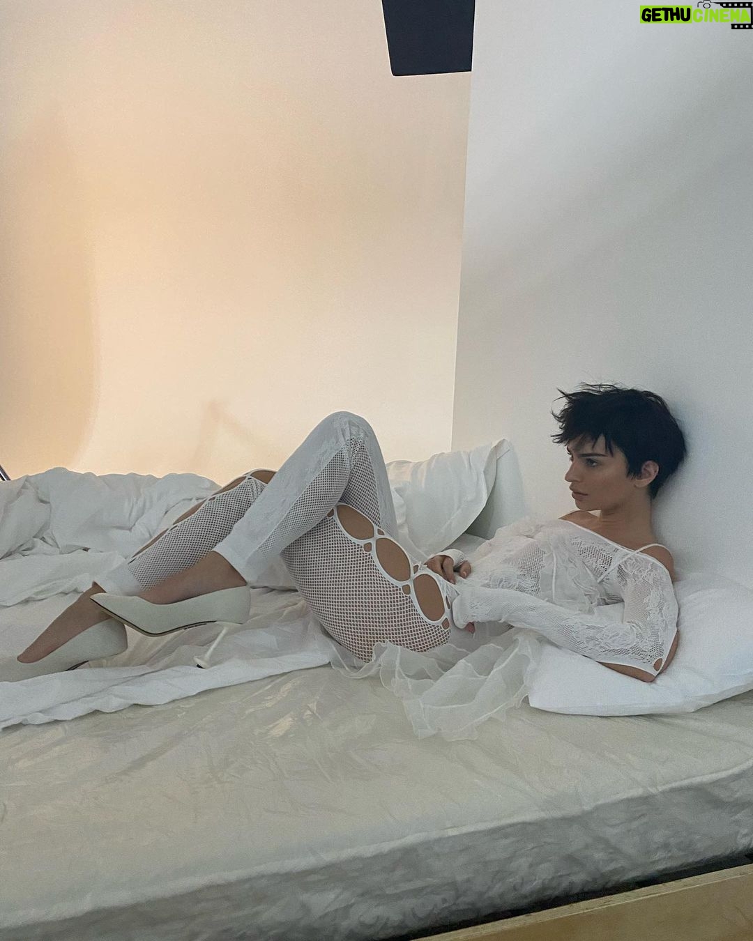 Emily Ratajkowski Instagram - @thepopmag
