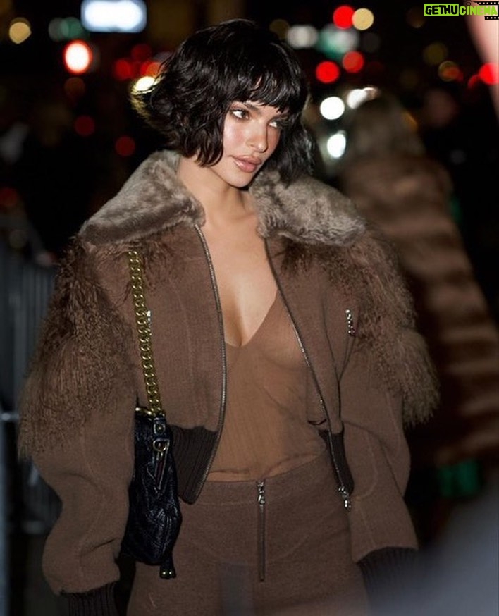 Emily Ratajkowski Instagram - @themarcjacobs ily, incredible as always