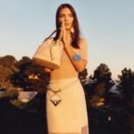 Emily Ratajkowski Instagram - The Spring collection from Tory Burch 🤍 featuring the new #TMonogram in tonal ivory. #ToryBurchSS23 #ToryBurch