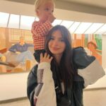 Emily Ratajkowski Instagram – ❤️‍🔥☔️🚊🖼️🫶 Guggenheim Museum