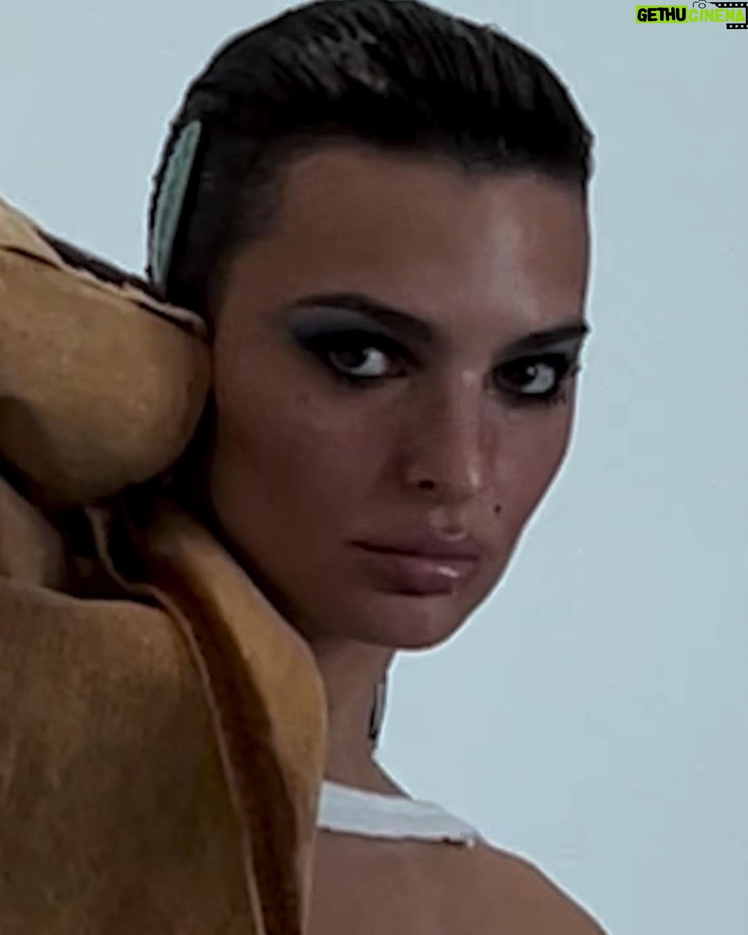 Emily Ratajkowski Instagram - 🍑🪳✨❤️🔥