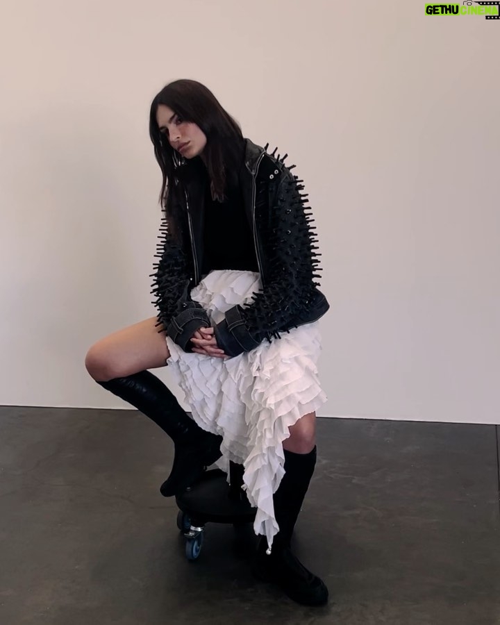 Emily Ratajkowski Instagram - I 🫶 @hommegirls
