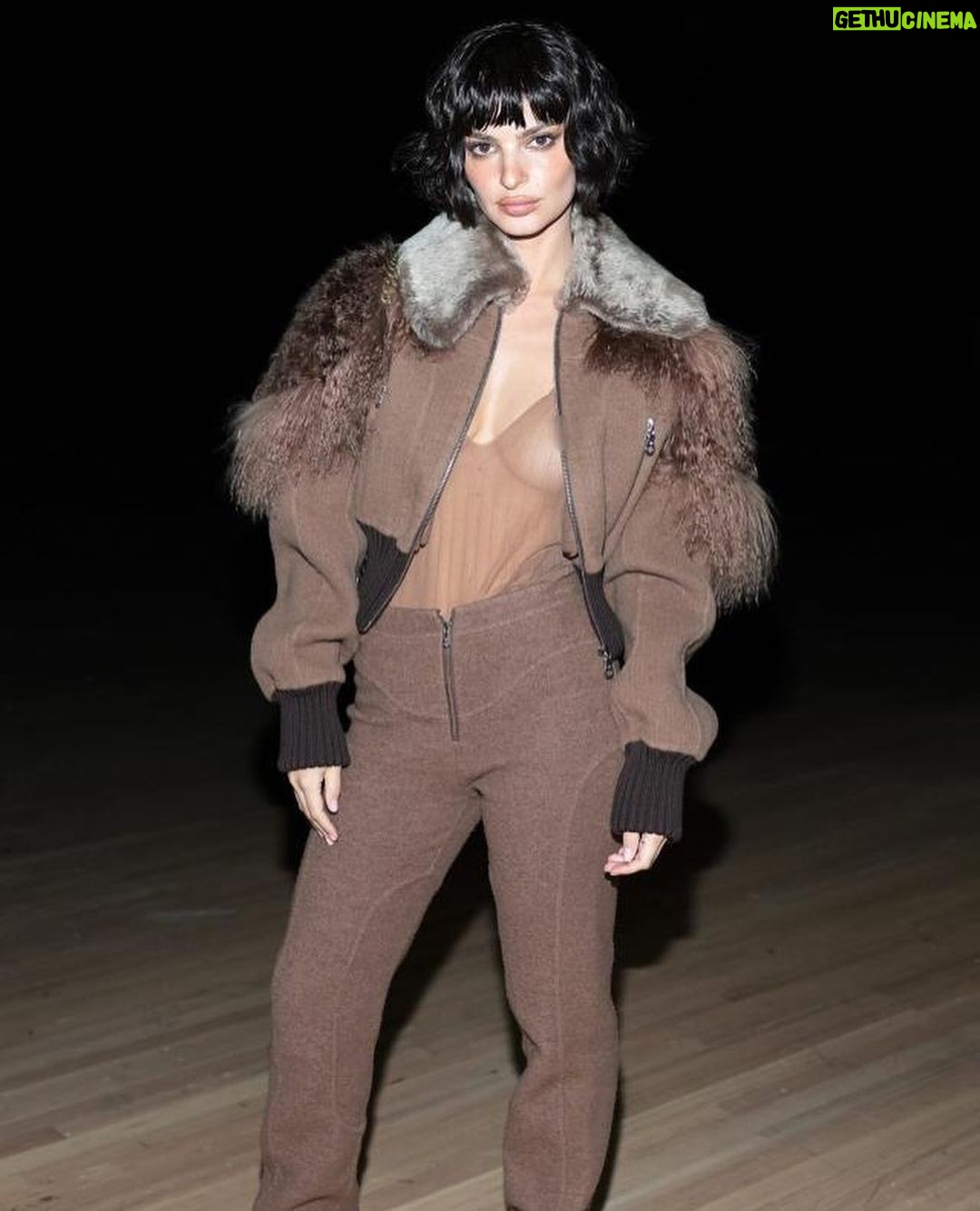 Emily Ratajkowski Instagram - @themarcjacobs ily, incredible as always