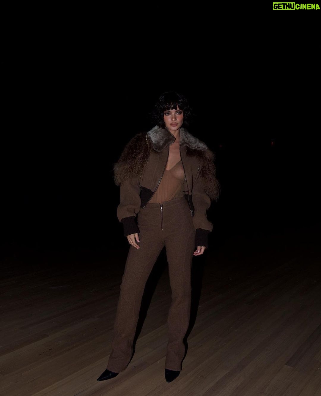 Emily Ratajkowski Instagram - @themarcjacobs ily, incredible as always