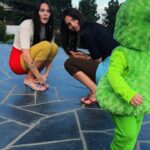 Emily Ratajkowski Instagram - Sly ! My little 👽⭐️ alien superstar. I love my Tory family so much @cassiecoane @vittoria @brian__molloy @jamie.hawkesworth @toryburch @jaimeperlman
