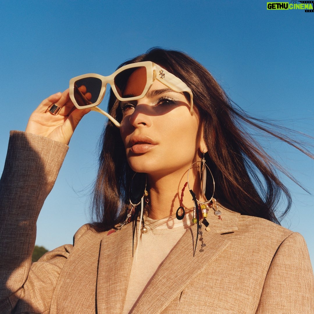 Emily Ratajkowski Instagram - Sly ! My little 👽⭐️ alien superstar. I love my Tory family so much @cassiecoane @vittoria @brian__molloy @jamie.hawkesworth @toryburch @jaimeperlman