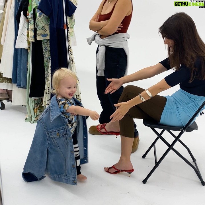 Emily Ratajkowski Instagram - Sly ! My little 👽⭐️ alien superstar. I love my Tory family so much @cassiecoane @vittoria @brian__molloy @jamie.hawkesworth @toryburch @jaimeperlman