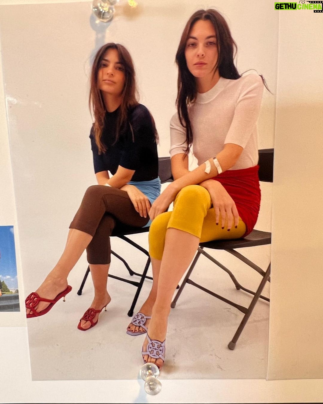 Emily Ratajkowski Instagram - Sly ! My little 👽⭐️ alien superstar. I love my Tory family so much @cassiecoane @vittoria @brian__molloy @jamie.hawkesworth @toryburch @jaimeperlman