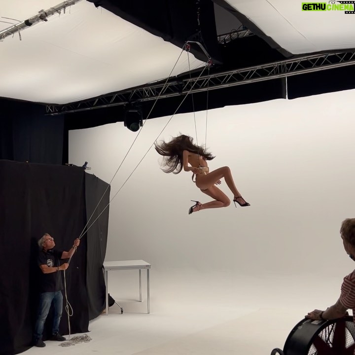 Emily Ratajkowski Instagram - I do my own stunts 😎 @torso.solutions