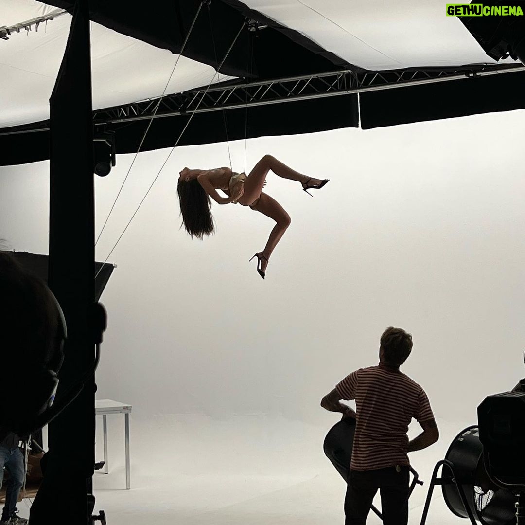 Emily Ratajkowski Instagram - I do my own stunts 😎 @torso.solutions