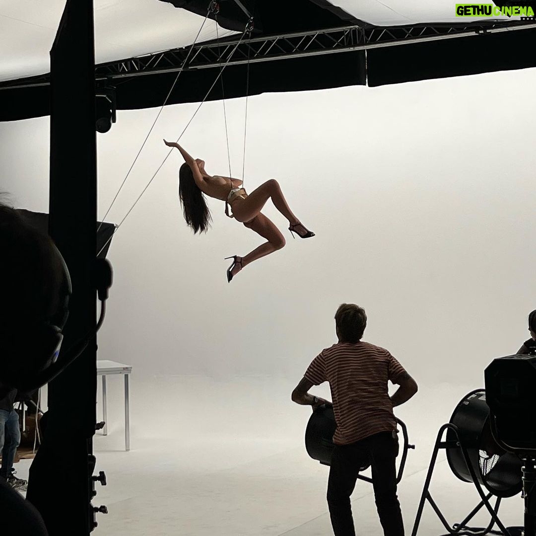 Emily Ratajkowski Instagram - I do my own stunts 😎 @torso.solutions