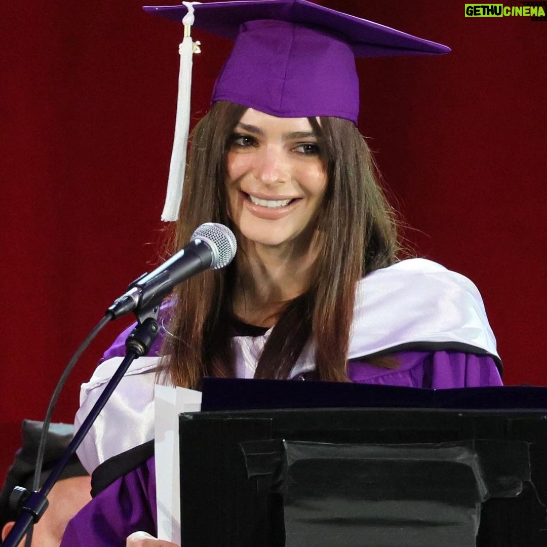 Emily Ratajkowski Instagram - CONGRATULATIONS CLASS OF ‘23! 🎓 what an honor! thank you so much to President Raab and Hunter College for having me today. 💜