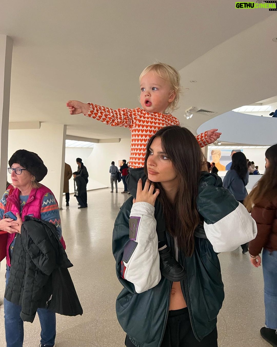 Emily Ratajkowski Instagram - ❤️🔥☔️🚊🖼️🫶 Guggenheim Museum
