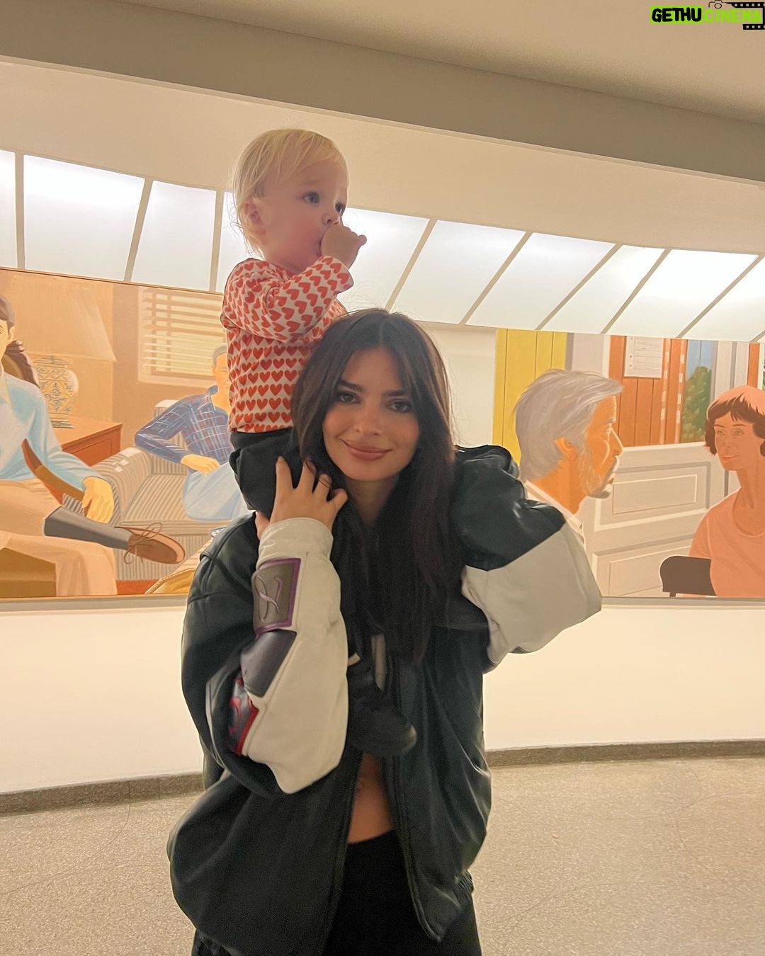 Emily Ratajkowski Instagram - ❤️🔥☔️🚊🖼️🫶 Guggenheim Museum