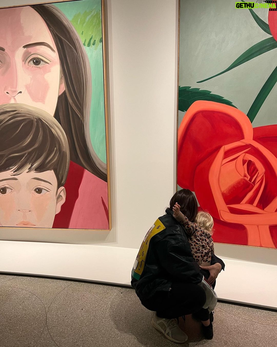 Emily Ratajkowski Instagram - ❤️🔥☔️🚊🖼️🫶 Guggenheim Museum