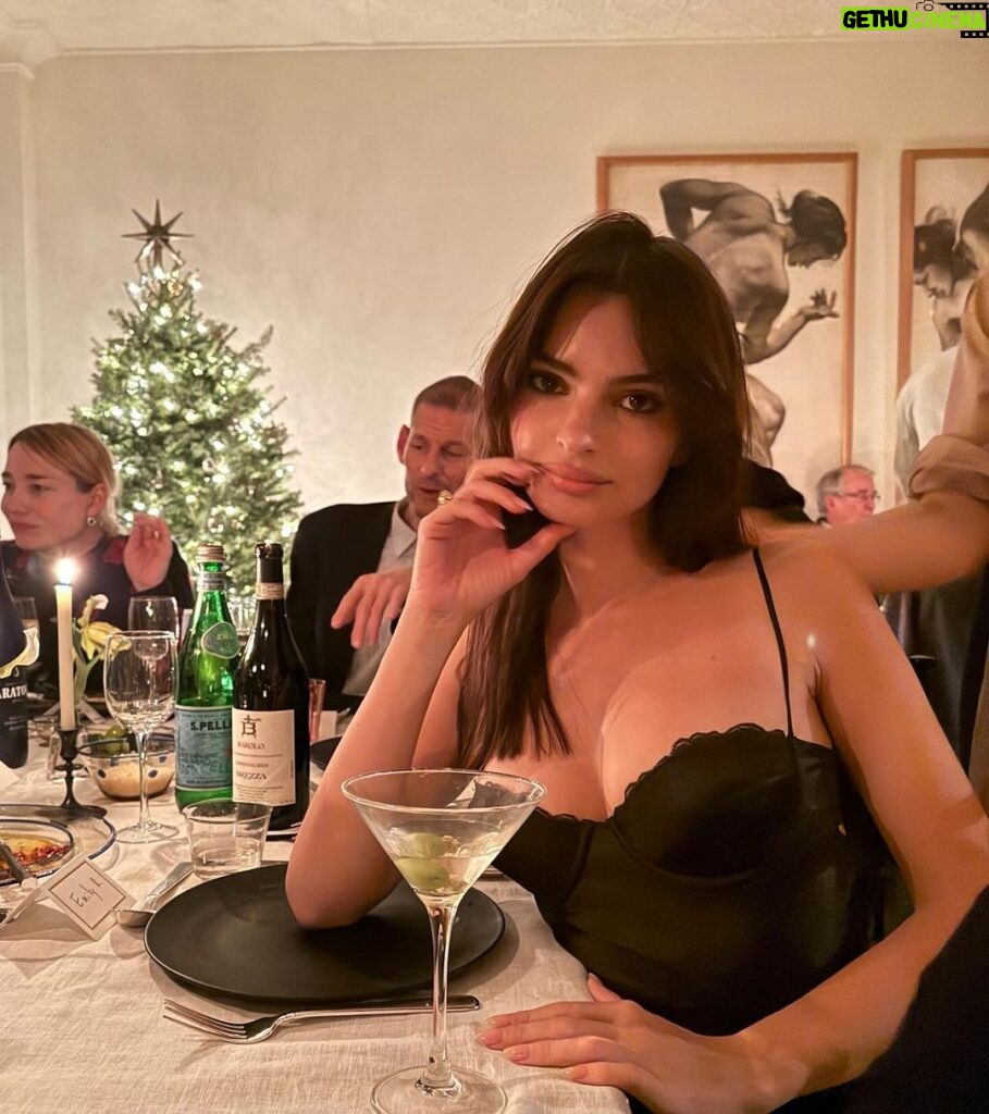 Emily Ratajkowski Instagram - merry merry! life has never been better and i’m just here to say i’m grateful 🪄