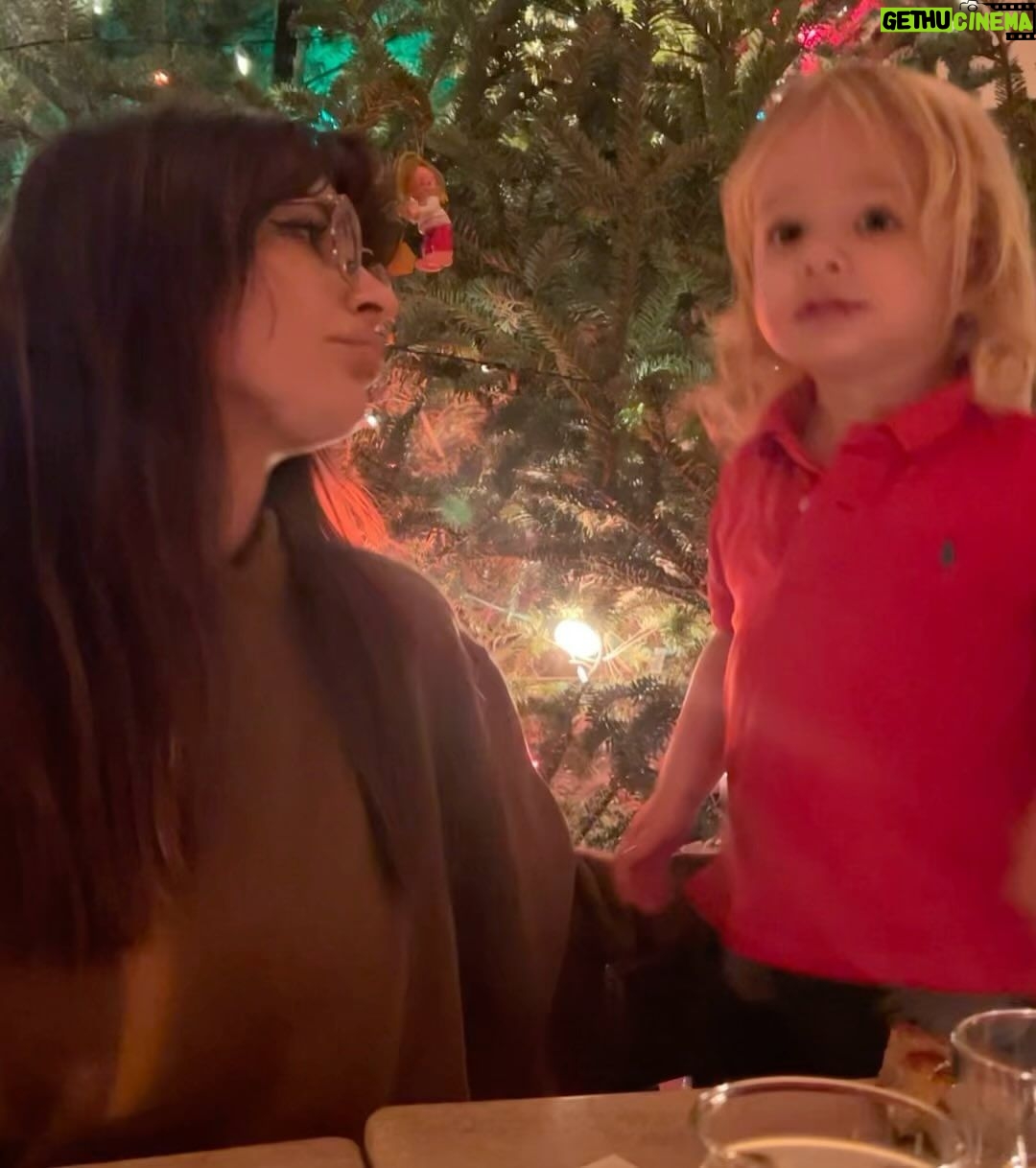 Emily Ratajkowski Instagram - merry merry! life has never been better and i’m just here to say i’m grateful 🪄