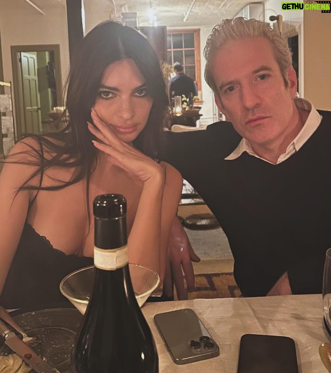 Emily Ratajkowski Instagram - merry merry! life has never been better and i’m just here to say i’m grateful 🪄
