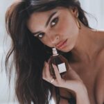 Emily Ratajkowski Instagram - @viktorandrolf_fragrances #Flowerbomb #viktorandrolffragrancespartner