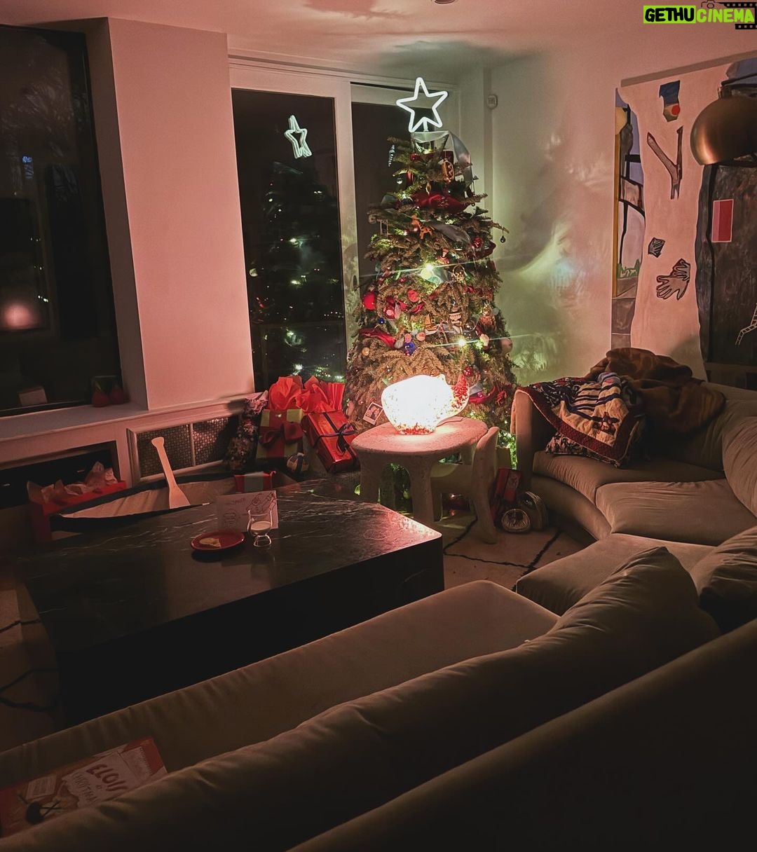 Emily Ratajkowski Instagram - merry merry! life has never been better and i’m just here to say i’m grateful 🪄