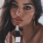 Emily Ratajkowski Instagram - @viktorandrolf_fragrances #Flowerbomb #viktorandrolffragrancespartner
