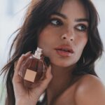 Emily Ratajkowski Instagram - @viktorandrolf_fragrances #Flowerbomb #viktorandrolffragrancespartner