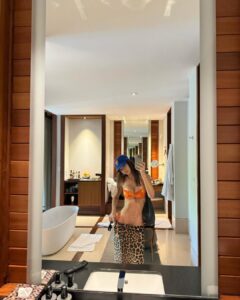 Emily Ratajkowski Instagram - turks and tina 🫶
