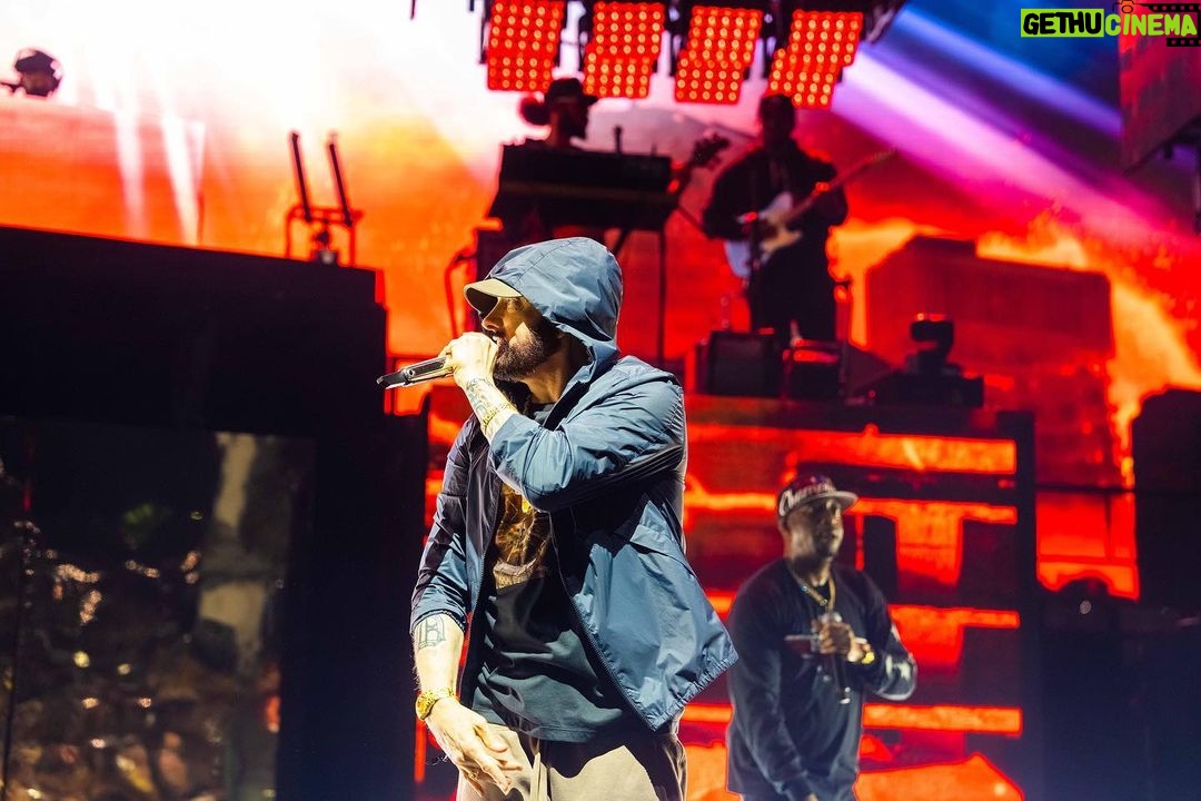 Eminem - 1.4 Million Likes - Had 2 come out with @50cent last night… thanks 4 the love, Detroit! FINAL LAP TOUR!!!
photo credit: Krewsade