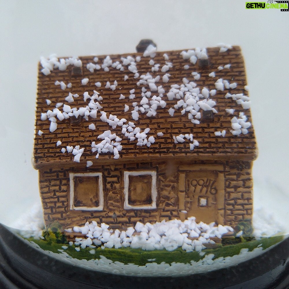 Eminem Instagram - ❄️ 🏠 💿 🔊 💥 sign up for access to the #MMLP2x limited quantity collectables droppin tomorrow - link in bio