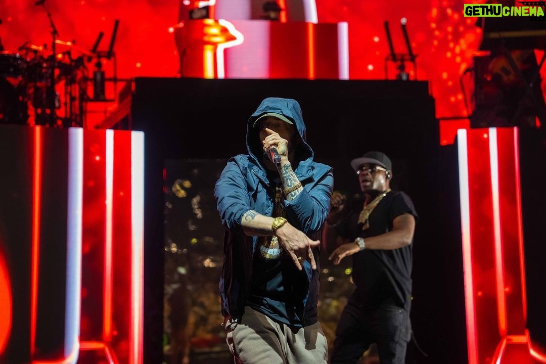 Eminem - 1.4 Million Likes - Had 2 come out with @50cent last night… thanks 4 the love, Detroit! FINAL LAP TOUR!!!
photo credit: Krewsade