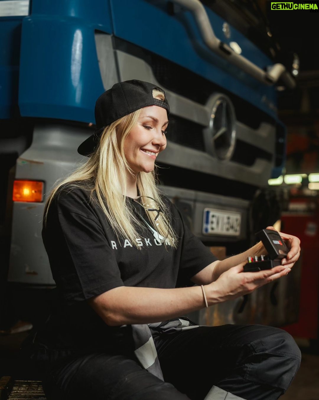 Emma Kimiläinen Instagram - Mainos @raskoneoy - Työkalupakin ARVONTA ON PÄÄTTYNYT! Kävin Raskoneella muutama viikko sitten yhden päivän duunissa ja huomasin, että tarkka työ vaatii hyvät työkalut onnistuakseen! Raskoneella työkalut on luonnollisesti huippukunnossa ja tärkeä osa sujuvaa työtä, ja siksi halutaan tarjota jollekin teistä mahdollisuus voittaa tämä upea ja monipuolinen, 93-osainen Wurth työkalusalkku arjen puuhasteluihin tai todelliseen työntekoon! Jos juuri sinä tai sun tuttusi olisi vailla päivitystä työkaluihin, voit osallistua tähän arvontaan seuraavanlaisesti: 1. Ota @raskoneoy seurantaan 2. Kommentoi itse jotain tai tägää kaveri joka tarvitsisi uuden työkalupakin. 93-osaisen Wurth työkalusalkun (arvo 370€) arvonta suoritetaan viikon kuluttua maanantaina 9.10 ja voittajalle ilmoitetaan erikseen yksityisviestillä. (Instagram ei ole osallisena arvonnassa). #raskone #intohimollajataidolla