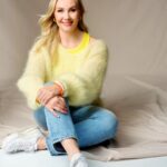 Emma Kimiläinen Instagram – “Välillä joku kysyy, miksi odotan seuraavaa päätälliä enkä lopeta nyt, kun olen vielä kunnossa. Mutta ihan yhtä lailla voin lyödä pääni liukastumalla kadulla. 

En olisi minä, jos en pääsisi tekemään niitä adrenaliinintäyteisiä asioita, joita rakastan. Se olisi puolikasta elämää – ja sitä minä en halua.” 

Koko “Tässä iässä” -juttusarjan haastattelu uusimmassa Annassa.

🗞 @anna_lehti
📷: @sampokorhonen
👗: @liisakokkostyling
💄: @idajokikunnas