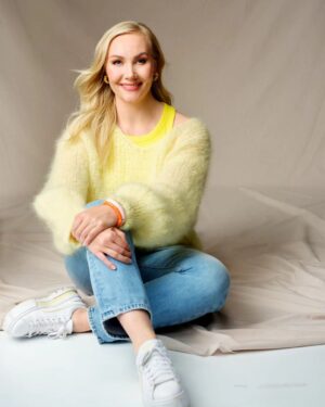 Emma Kimiläinen Instagram - "Välillä joku kysyy, miksi odotan seuraavaa päätälliä enkä lopeta nyt, kun olen vielä kunnossa. Mutta ihan yhtä lailla voin lyödä pääni liukastumalla kadulla. 

En olisi minä, jos en pääsisi tekemään niitä adrenaliinintäyteisiä asioita, joita rakastan. Se olisi puolikasta elämää – ja sitä minä en halua." 

Koko "Tässä iässä" -juttusarjan haastattelu uusimmassa Annassa.

🗞 @anna_lehti
📷: @sampokorhonen
👗: @liisakokkostyling
💄: @idajokikunnas