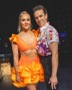Emma Kimiläinen Instagram - What a night yesterday! I loved every second of it! Thank you for the lovely messages. 😍🙏 

This is hopefully the beginning of a great and long journey this autumn. Dancing has given me so much joy already! I'm grateful for my teacher @matti_puro who's been demanding and very fun to learn from. 🙏

Even if we'd dance well every Sunday, we still need people's votes to continue in the competition. We are so grateful for all of your support! Thank you! 😍

Voting online (link in my bio)
Soita 0700 79 005 
Tai lähetä viesti 5 numeroon 17225.

📷: @yakarohoo

#mtvttk #tanssiitähtienkanssa
#dancingwiththestars #strictlycomedancing #ttk #dancing #Samba