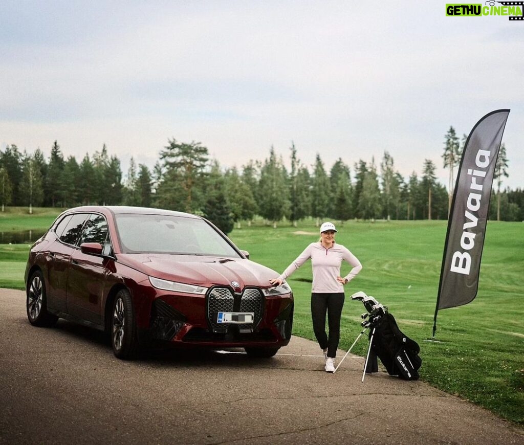 Emma Kimiläinen Instagram - BMW iX xDrive40, mun luotettava golf-kumppani. Vaikka aina ei mene golfit iloisesti, niin onpahan ainakin rentouttava ajomatka kotiin. 😍 PS. Tavaratilaan mahtuu golfbagin lisäksi ainakin myös sähkömaastopyörä... 🤭 Tämänkin yksilön pian myy mun pitkäaikainen ja luotettava yhteistyökumppani @hedinautomotivefinland / Bavaria Osaatko arvata mikä auto mulle mahtaa seuraavaksi tulla alle? 😎 Vinkki: @bmw.suomi & Bavaria linjalla jatketaan... 📷: @japeikonen #bavariafinland #bavaria #BMW #BMWsuomi #BMW #bmwix Tahko Golf Club