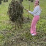 Emma Kimiläinen Instagram - Kolmen sukupolven stadilainen ilmoittautuu heinäntekotalkoisiin 🫡 #farming #citygirl #heinänteko #heinätalkoot #vieremä Vieremä