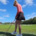 Emma Kimiläinen Instagram - Matka Golf-harrastuksen pariin alkoi Golf-messuilta @mineablomqvist innoittamana. Hän maalasi mieleen kuvan mimmiporukan aurinkoisesta ja rennosta kesäpäivästä golfin parissa, joka päättyisi Pickalan golfklubin maittavan ruuan ja viinilasillisen ääreen. Totesin, että haluan ehdottomasti olla mukana sellaisessa, mutta pitäisi varmaan oppia pelaamaan ensin... Urheilijana ymmärrän, että on helpompaa ja nopeampaa oppia mikä tahansa laji huippuvalmentajan opissa heti kättelyssä ja niinpä mulla on nyt eka tunti takana @mrgolfschool ssa @tommilaitto valmentamana. Videolta näkyy miten paljon saatiin aikaiseksi alle tunnissa! Oon ennen tätä käynyt nyt keväällä aluksi kaverin mailoilla lätkimässä rangella pari kertaa, kunnes kävin fittaamassa eli testaamassa minkälaiset mailat mulle sopisi ja pari viikkoa sitten vihdoin sain mun @pumagolfnordic @cobragolf mailat, joilla kävin kerran lätkimässä rangella ennen Minni & Roope Golf Schoolin ja Tommin valmennusta. Lisäksi n. 10 vuotta sitten osallistuin täysin noviisina äitin mailoilla ja golf-kengillä leikkimieliseen Motorsport open joukkuekisaan Pickalassa ja pelasin rightina kierroksen (onneksi hyvässä seurassa, niin mun tuloksilla ei ollut niin väliä), mutta muistan kuinka tykkäsin lajista ja onnistuin lyömään joskus yllättävän hyvinkin, kun joukkuekaverit vähän opastivat matkan varrella. Mutta nyt luontaisemmin leftinä ja tänään lähdössä ekalle oikealle kierrokselle, kun perusasiat on saatu haltuun ja pallo lentää ilmaan lähes jokaisella lyönnillä. Toki sitten on se puttaus, jolloin pelin voi voittaa tai hävitä. Sitä en ole harjoitellut vielä yhtään, mutta pelaamaan vaan! Tekemällä oppii. 😅 Iso suositus ammattiopetukselle / aloittelijan golf-kurssille, jos laji ja ne rennot kesäpäivät kauniissa maisemissa ulkoilmassa kivan porukan kanssa kiinnostaa! #mrgolfschool #golf #pumacobragolf #pumagolf #pickalagolf Pickala Golf