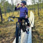 Emma Kimiläinen Instagram – Tiesitkö, että Liv on naisten ihka oma pyöräbrändi ja kuuluu Giant groupiin? 

Giant on maailman suurin pyörävalmistaja, jonka tehdas aukesi jo 1972. Giant on maailman johtava pyörämerkki ja valikoimasta löytyy kaikenlaisia pyöriä maantieajosta, maastoajoon, graveliin, alamäkiajoon, sähköiseen liikkumiseen kuin kaupunkipyöräilyynkin. Giantin tehtaalla valmistetaan myös monen muun globaalin pyöräbrändin pyörät. 

Liv on puolestaan maailman ainut naisten pyöräbrändi, joka tekee pyörät alusta loppuun, suunnittelusta toteutukseen ja käytäntöön periaatteella “naisilta naisille naisten kanssa”.

Näin ollen pyörien sekä varusteiden koossa, ergonomiassa, istuvuudessa, näyttävyydessä ja suorituskyvyssä on otettu huomioon naiset. Eli tarjotaan parasta mahdollista laatua ammattiurheilijoista, kaikentasoisiin harrastajiin ja arkiliikkujiin hyödyntäen Giantin huipputeknologiaa. 💜

Ja minä olen Livin brändilähettiläs täällä Suomessa. Aika siisti juttu, kun oon niin hurahtanut tähän sähkömaastopyöräilyyn. 😍

@livcyclingfinland @giant_finland

#livcyclingfinland #livcycling #livbikes #giantfinland #giantbikes #giantgroup #cycling #emtb #mtb #pyöräily Levi, Lappi, Finland