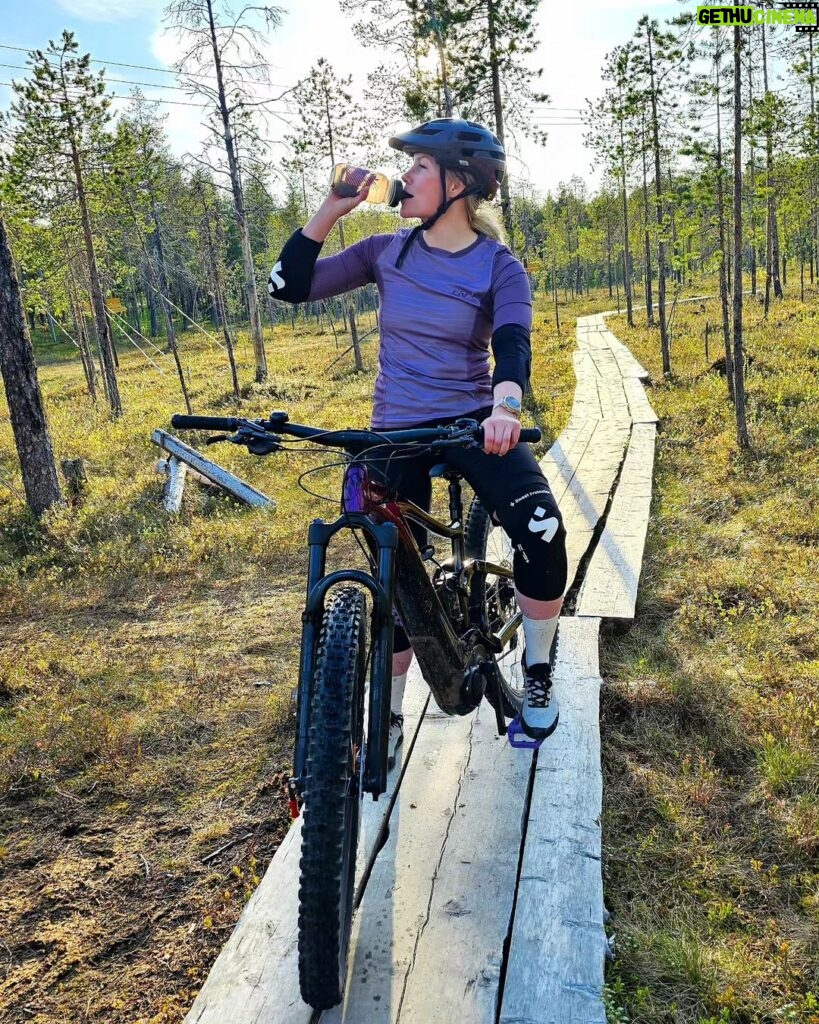 Emma Kimiläinen Instagram - Tiesitkö, että Liv on naisten ihka oma pyöräbrändi ja kuuluu Giant groupiin? Giant on maailman suurin pyörävalmistaja, jonka tehdas aukesi jo 1972. Giant on maailman johtava pyörämerkki ja valikoimasta löytyy kaikenlaisia pyöriä maantieajosta, maastoajoon, graveliin, alamäkiajoon, sähköiseen liikkumiseen kuin kaupunkipyöräilyynkin. Giantin tehtaalla valmistetaan myös monen muun globaalin pyöräbrändin pyörät. Liv on puolestaan maailman ainut naisten pyöräbrändi, joka tekee pyörät alusta loppuun, suunnittelusta toteutukseen ja käytäntöön periaatteella "naisilta naisille naisten kanssa". Näin ollen pyörien sekä varusteiden koossa, ergonomiassa, istuvuudessa, näyttävyydessä ja suorituskyvyssä on otettu huomioon naiset. Eli tarjotaan parasta mahdollista laatua ammattiurheilijoista, kaikentasoisiin harrastajiin ja arkiliikkujiin hyödyntäen Giantin huipputeknologiaa. 💜 Ja minä olen Livin brändilähettiläs täällä Suomessa. Aika siisti juttu, kun oon niin hurahtanut tähän sähkömaastopyöräilyyn. 😍 @livcyclingfinland @giant_finland #livcyclingfinland #livcycling #livbikes #giantfinland #giantbikes #giantgroup #cycling #emtb #mtb #pyöräily Levi, Lappi, Finland