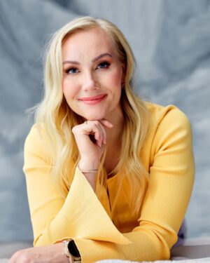Emma Kimiläinen Instagram - "Välillä joku kysyy, miksi odotan seuraavaa päätälliä enkä lopeta nyt, kun olen vielä kunnossa. Mutta ihan yhtä lailla voin lyödä pääni liukastumalla kadulla. 

En olisi minä, jos en pääsisi tekemään niitä adrenaliinintäyteisiä asioita, joita rakastan. Se olisi puolikasta elämää – ja sitä minä en halua." 

Koko "Tässä iässä" -juttusarjan haastattelu uusimmassa Annassa.

🗞 @anna_lehti
📷: @sampokorhonen
👗: @liisakokkostyling
💄: @idajokikunnas