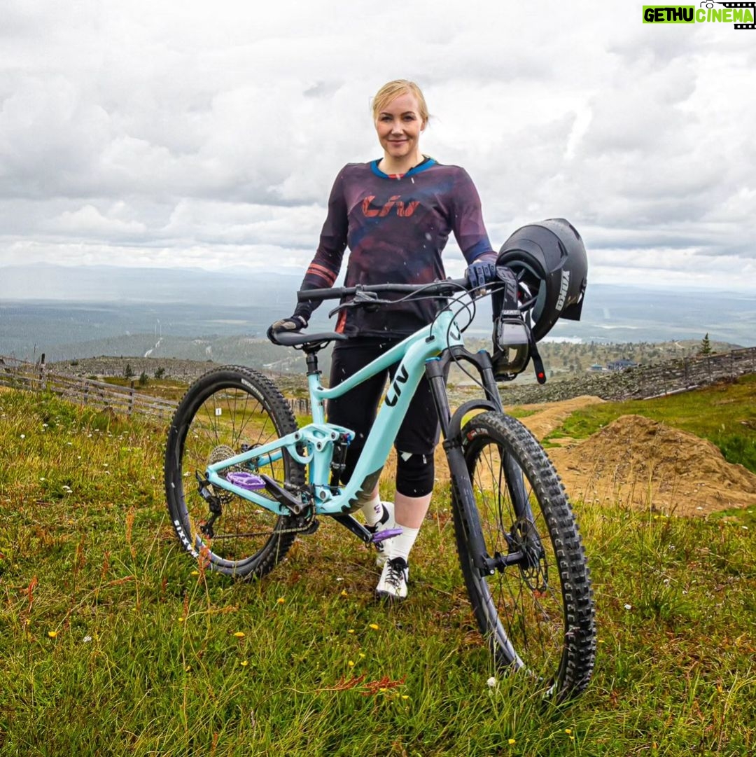 Emma Kimiläinen Instagram - Autumn, the best time for cycling! 🍂 Vielä on pyöräilykelit enemmän kuin kohdillaan, toki nyt kun oma aika kuluu tanssiparketilla (toivottavasti pitkälle syksyyn), niin jää ruskapyöräilyt Lapissa tämän syksyn osalta vain haaveeksi. Täytyy fiilistellä vain näitä kuvia ja jos joku päivä olisi tanssitreenien jälkeen energiaa jäljellä, niin voisi käydä vaikka Helsingin Keskuspuiston maastopyöräreiteillä, ne on yllättävän jeppis! Nauttikaa te muut! 😍 🚲 @livcyclingfinland 📍@levibikepark @levilapland 📷: @takaraja #livyourlife #livbikes #livcyclingfinland #livcycling #liv #cycling #mtb #dhmtb #dh #emtb #mountainbike #levibikepark #levilapland Levi, Lappi, Finland