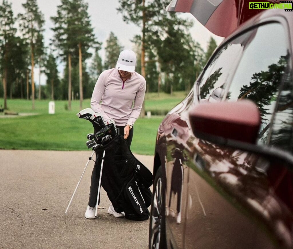Emma Kimiläinen Instagram - BMW iX xDrive40, mun luotettava golf-kumppani. Vaikka aina ei mene golfit iloisesti, niin onpahan ainakin rentouttava ajomatka kotiin. 😍 PS. Tavaratilaan mahtuu golfbagin lisäksi ainakin myös sähkömaastopyörä... 🤭 Tämänkin yksilön pian myy mun pitkäaikainen ja luotettava yhteistyökumppani @hedinautomotivefinland / Bavaria Osaatko arvata mikä auto mulle mahtaa seuraavaksi tulla alle? 😎 Vinkki: @bmw.suomi & Bavaria linjalla jatketaan... 📷: @japeikonen #bavariafinland #bavaria #BMW #BMWsuomi #BMW #bmwix Tahko Golf Club