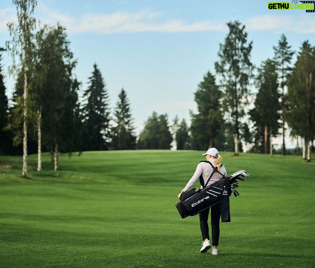 Emma Kimiläinen Instagram - BMW iX xDrive40, mun luotettava golf-kumppani. Vaikka aina ei mene golfit iloisesti, niin onpahan ainakin rentouttava ajomatka kotiin. 😍 PS. Tavaratilaan mahtuu golfbagin lisäksi ainakin myös sähkömaastopyörä... 🤭 Tämänkin yksilön pian myy mun pitkäaikainen ja luotettava yhteistyökumppani @hedinautomotivefinland / Bavaria Osaatko arvata mikä auto mulle mahtaa seuraavaksi tulla alle? 😎 Vinkki: @bmw.suomi & Bavaria linjalla jatketaan... 📷: @japeikonen #bavariafinland #bavaria #BMW #BMWsuomi #BMW #bmwix Tahko Golf Club