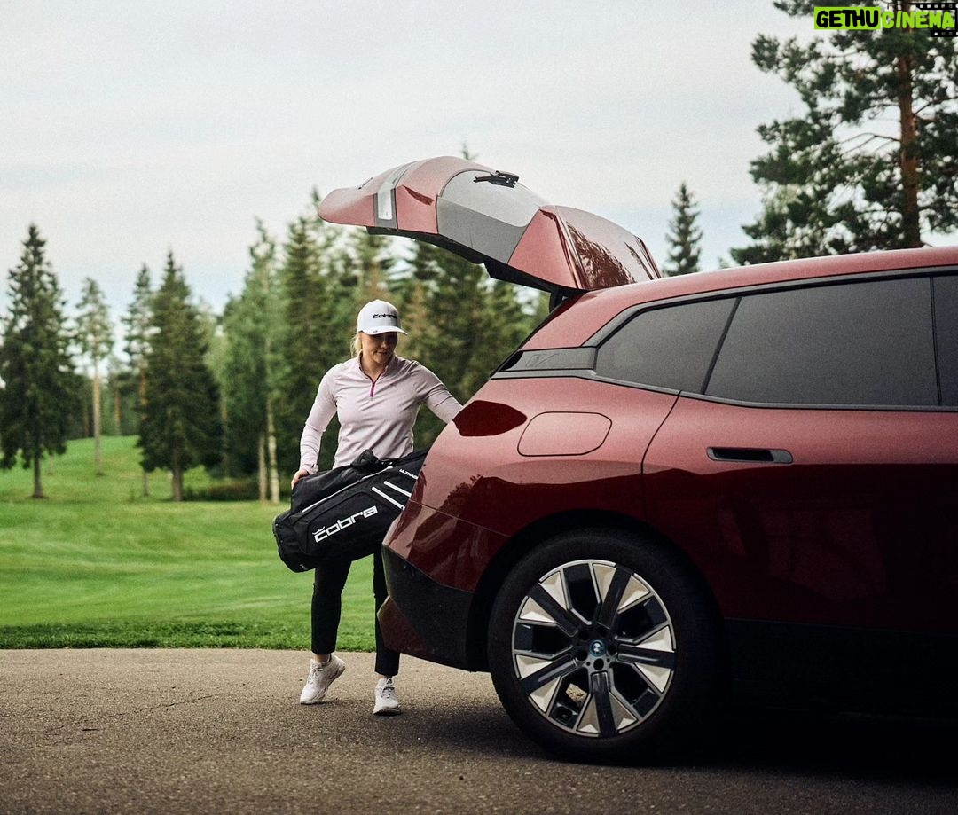 Emma Kimiläinen Instagram - BMW iX xDrive40, mun luotettava golf-kumppani. Vaikka aina ei mene golfit iloisesti, niin onpahan ainakin rentouttava ajomatka kotiin. 😍 PS. Tavaratilaan mahtuu golfbagin lisäksi ainakin myös sähkömaastopyörä... 🤭 Tämänkin yksilön pian myy mun pitkäaikainen ja luotettava yhteistyökumppani @hedinautomotivefinland / Bavaria Osaatko arvata mikä auto mulle mahtaa seuraavaksi tulla alle? 😎 Vinkki: @bmw.suomi & Bavaria linjalla jatketaan... 📷: @japeikonen #bavariafinland #bavaria #BMW #BMWsuomi #BMW #bmwix Tahko Golf Club
