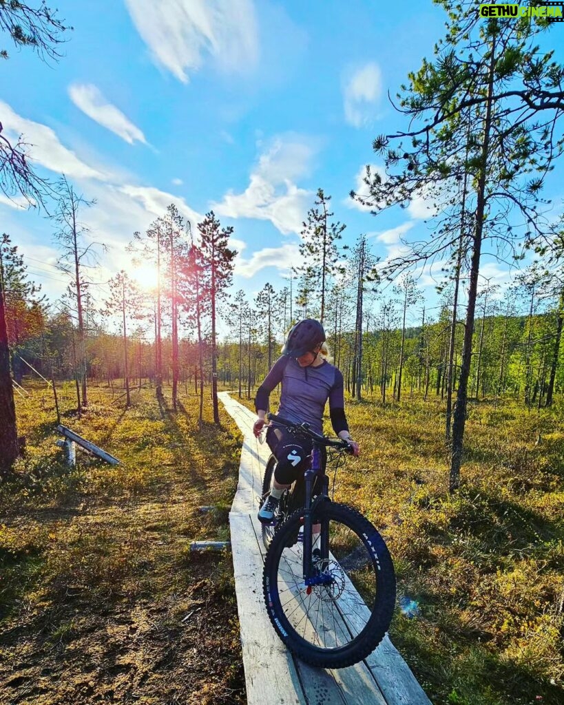 Emma Kimiläinen Instagram - Tiesitkö, että Liv on naisten ihka oma pyöräbrändi ja kuuluu Giant groupiin? Giant on maailman suurin pyörävalmistaja, jonka tehdas aukesi jo 1972. Giant on maailman johtava pyörämerkki ja valikoimasta löytyy kaikenlaisia pyöriä maantieajosta, maastoajoon, graveliin, alamäkiajoon, sähköiseen liikkumiseen kuin kaupunkipyöräilyynkin. Giantin tehtaalla valmistetaan myös monen muun globaalin pyöräbrändin pyörät. Liv on puolestaan maailman ainut naisten pyöräbrändi, joka tekee pyörät alusta loppuun, suunnittelusta toteutukseen ja käytäntöön periaatteella "naisilta naisille naisten kanssa". Näin ollen pyörien sekä varusteiden koossa, ergonomiassa, istuvuudessa, näyttävyydessä ja suorituskyvyssä on otettu huomioon naiset. Eli tarjotaan parasta mahdollista laatua ammattiurheilijoista, kaikentasoisiin harrastajiin ja arkiliikkujiin hyödyntäen Giantin huipputeknologiaa. 💜 Ja minä olen Livin brändilähettiläs täällä Suomessa. Aika siisti juttu, kun oon niin hurahtanut tähän sähkömaastopyöräilyyn. 😍 @livcyclingfinland @giant_finland #livcyclingfinland #livcycling #livbikes #giantfinland #giantbikes #giantgroup #cycling #emtb #mtb #pyöräily Levi, Lappi, Finland
