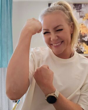 Emma Kimiläinen Instagram - Guess what?? Freaking cool news is coming out shortly. Stay tuned!! 🤩

#newyear #newchallenges