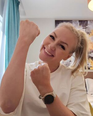 Emma Kimiläinen Instagram - Guess what?? Freaking cool news is coming out shortly. Stay tuned!! 🤩

#newyear #newchallenges