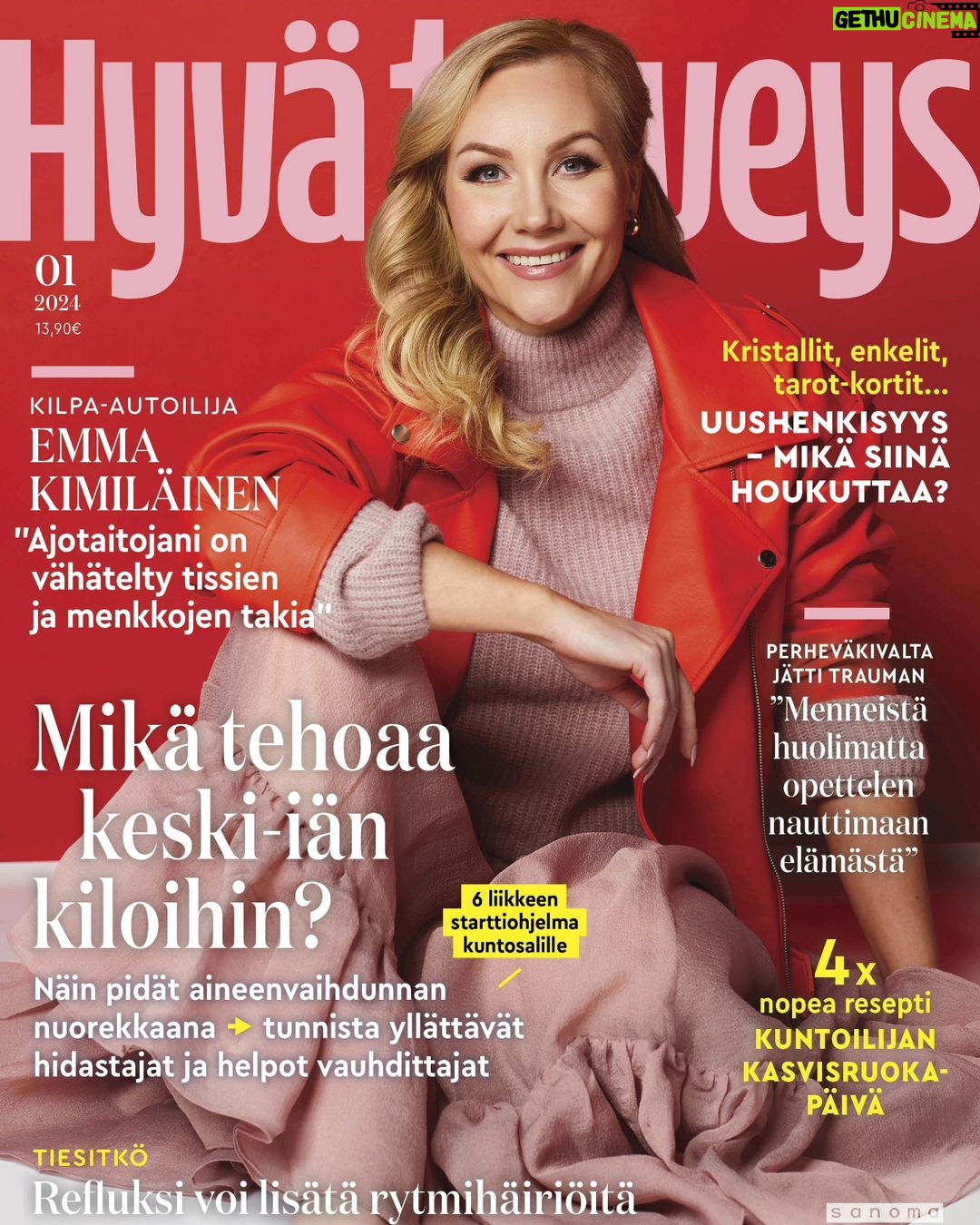 Emma Kimiläinen Instagram - "Vastoinkäymiset eivät estä onnistumista, jos niissä ei jää vellomaan." "Ratkaisukeskeisyys ja mielenhallinta ovat menestyksen avaimia moottoriurheilija Emma Kimiläiselle. Hän on murtanut useita lasikattoja ja hankkii edelleen uudessa tallissa tiimin kunnioituksen ajotaidoillaan. Kun lukemat ovat taululla, sukupuolella ei enää ole suurta väliä." HYVÄ TERVEYS 01/24 kauppojen hyllyillä nyt. 📷: @piiaarnould 👗 Style: @mirkkasiusluoto 💄Muah: @miia_ollula ✏️Teksti: Emma Suominen #hyväterveys